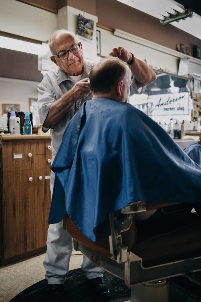 coiffeur âgé et client habitué d'un salon de coiffure