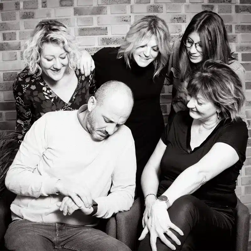 Equipe en noir et blanc de l'Atelier Accompagnement du gérant de salon de coiffure et esthétique